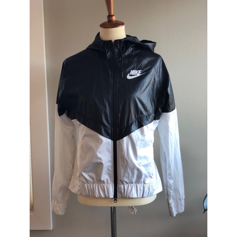 Nike black and white windbreak size S